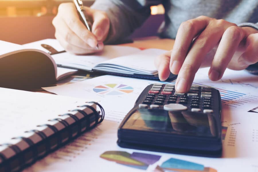 Hand,Man,Doing,Finances,And,Calculate,On,Desk,About,Cost